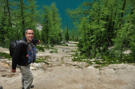 Mostrando o ziguezague da trilha para dscer até o magnífico Lake Agnes, na região do Lake Louise, em Alberta, no Canadá